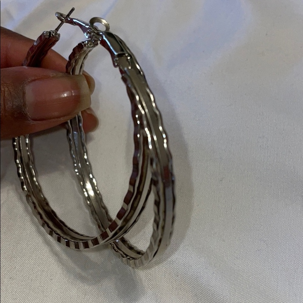 🔵3/$25 NY&Co Silver Hoop Earrings Set - Picture 3 of 4